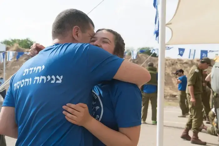 במסגרת אירועי 70 שנה למדינת ישראל, נערכו מפגני צניחה במספר מוקדים ברחבי הארץ (דובר צה"ל) במסגרת אירועי 70 שנה למדינת ישראל, נערכו מפגני צניחה במספר מוקדים ברחבי הארץ (דובר צה"ל)