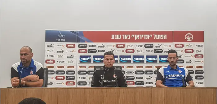 מאמן הפועל באר שבע ברק בכר עם דן איינבינדר (מערכת וואלה! NEWS , אסף חיימוביץ') מאמן הפועל באר שבע ברק בכר עם דן איינבינדר (מערכת וואלה! NEWS , אסף חיימוביץ')