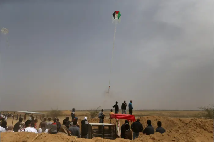 הפגנות פלסטינים בגבול רצועת עזה 20.4.18 (רויטרס) הפגנות פלסטינים בגבול רצועת עזה 20.4.18 (רויטרס)