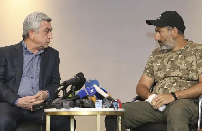 ראש ממשלת ארמניה סרז' סרקזיאן (משמאל) עם מנהיג האופוזיציה ניקול פשיניאן, 22 באפריל 2018 (רויטרס) ראש ממשלת ארמניה סרז' סרקזיאן (משמאל) עם מנהיג האופוזיציה ניקול פשיניאן, 22 באפריל 2018 (רויטרס)
