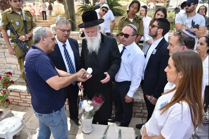 אזכרה לזכר יצחק אדרי שנהרג בלבנון (מערכת וואלה! NEWS) אזכרה לזכר יצחק אדרי שנהרג בלבנון (מערכת וואלה! NEWS)