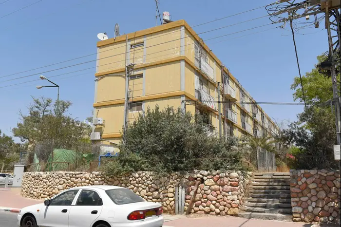 בניין רכבת ליד אוניברסיטת בן גוריון בעיר באר שבע (ראובן קסטרו) בניין רכבת ליד אוניברסיטת בן גוריון בעיר באר שבע (ראובן קסטרו)