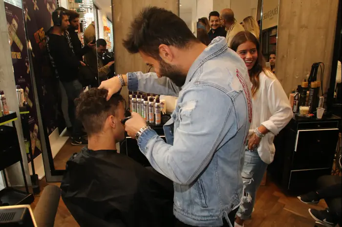 ברק שמיר מסתפר (ניר פקין) ברק שמיר מסתפר (ניר פקין)
