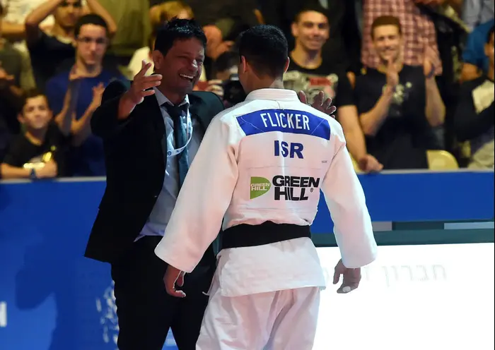 ג'ודוקא ישראלי טל פליקר חוגג עם מאמנו אורן סמדג'ה (ברני ארדוב) ג'ודוקא ישראלי טל פליקר חוגג עם מאמנו אורן סמדג'ה (ברני ארדוב)