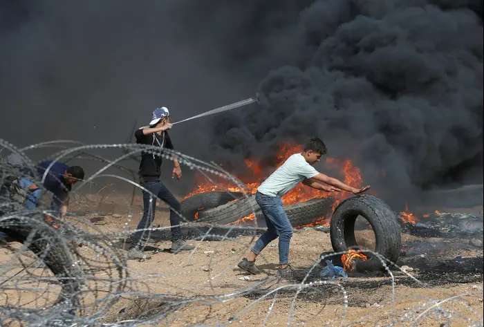 הפגנות בסמוך לגדר הגבול בדרום רצועת עזה, 27 באפריל 2018 (רויטרס) הפגנות בסמוך לגדר הגבול בדרום רצועת עזה, 27 באפריל 2018 (רויטרס)