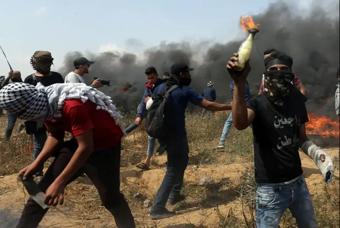 הפגנות בסמוך לגדר הגבול בדרום רצועת עזה, 27 באפריל 2018 (רויטרס) הפגנות בסמוך לגדר הגבול בדרום רצועת עזה, 27 באפריל 2018 (רויטרס)
