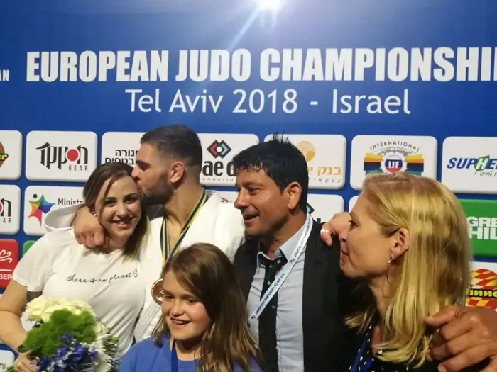 פיטר פלצ'יק (משמאל) עם מאמנו אורן סמדג'ה ונשותיהם (מערכת וואלה! NEWS , יניב טוכמן) פיטר פלצ'יק (משמאל) עם מאמנו אורן סמדג'ה ונשותיהם (מערכת וואלה! NEWS , יניב טוכמן)