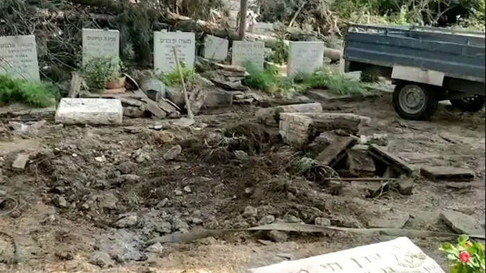 הרס בחלקה הצבאית- בעקבות הסופה: קבריהם של טייסי חיל האויר בבית הקברות של קיבוץ דגניה א' ניזוקו קשות (מערכת וואלה! NEWS) הרס בחלקה הצבאית- בעקבות הסופה: קבריהם של טייסי חיל האויר בבית הקברות של קיבוץ דגניה א' ניזוקו קשות (מערכת וואלה! NEWS)