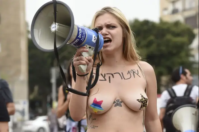 צעדת השרמוטות בתל אביב (ראובן קסטרו) צעדת השרמוטות בתל אביב (ראובן קסטרו)