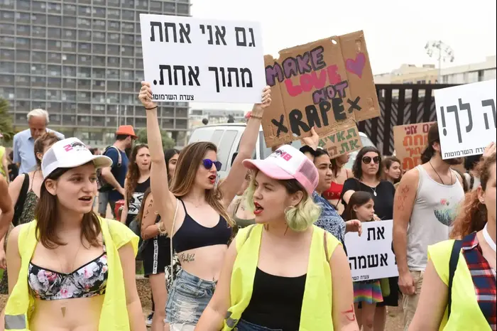 צעדת השרמוטות בתל אביב (ראובן קסטרו) צעדת השרמוטות בתל אביב (ראובן קסטרו)