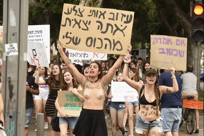 צעדת השרמוטות בתל אביב (ראובן קסטרו) צעדת השרמוטות בתל אביב (ראובן קסטרו)