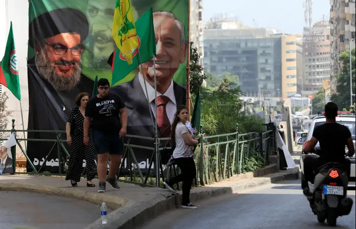 כרזת תמיכה ביו"ר הפרלמנט נביה ברי ובמזכ"ל חיזבאללה חסן נסראללה בביירות, לבנון, מאי 2015 (רויטרס) כרזת תמיכה ביו"ר הפרלמנט נביה ברי ובמזכ"ל חיזבאללה חסן נסראללה בביירות, לבנון, מאי 2015 (רויטרס)