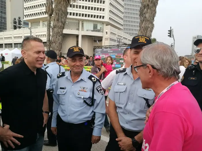 המפיק דני בנעים (מימין) עם השר לביטחון פנים גלעד ארדן (מערכת וואלה! NEWS , יניב טוכמן) המפיק דני בנעים (מימין) עם השר לביטחון פנים גלעד ארדן (מערכת וואלה! NEWS , יניב טוכמן)
