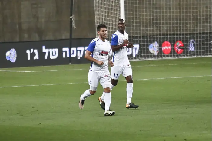 עומר דנינו שחקן מכבי פתח תקוה עם עידן אהדנני (מגד גוזני)