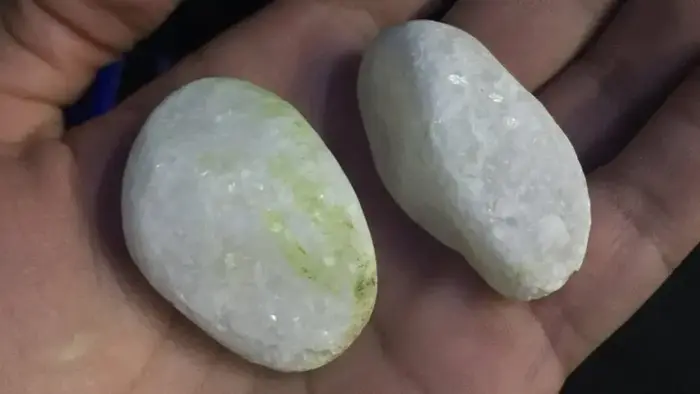 עידן ויצמן מראה אבנים שנזרקו על שחקני עירוני טבריה במשחק מול הפועל אום אל פאחם (אתר רשמי , מתוך חשבון הטוויטר של עידן ויצמן) עידן ויצמן מראה אבנים שנזרקו על שחקני עירוני טבריה במשחק מול הפועל אום אל פאחם (אתר רשמי , מתוך חשבון הטוויטר של עידן ויצמן)