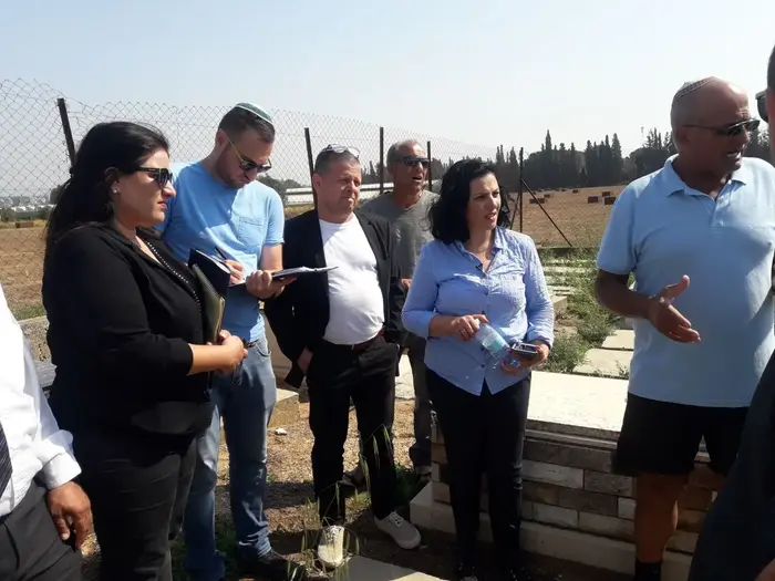 חברי הכנסת נורית קורן איתן כבל ויתר חברי הוועדה לחקר היעלמות ילדי תימן, המזרח והבלקן בסיור בבית העלמין בכרכור, 30 באפריל 2018 (מערכת וואלה! NEWS , יואב איתיאל) חברי הכנסת נורית קורן איתן כבל ויתר חברי הוועדה לחקר היעלמות ילדי תימן, המזרח והבלקן בסיור בבית העלמין בכרכור, 30 באפריל 2018 (מערכת וואלה! NEWS , יואב איתיאל)