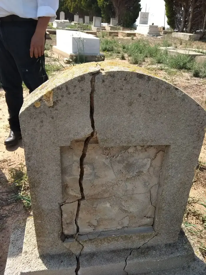 מצבות נטושות ועזובות בבית העלמין בכרכור, 30 באפריל 2018 (מערכת וואלה! NEWS , יואב איתיאל) מצבות נטושות ועזובות בבית העלמין בכרכור, 30 באפריל 2018 (מערכת וואלה! NEWS , יואב איתיאל)