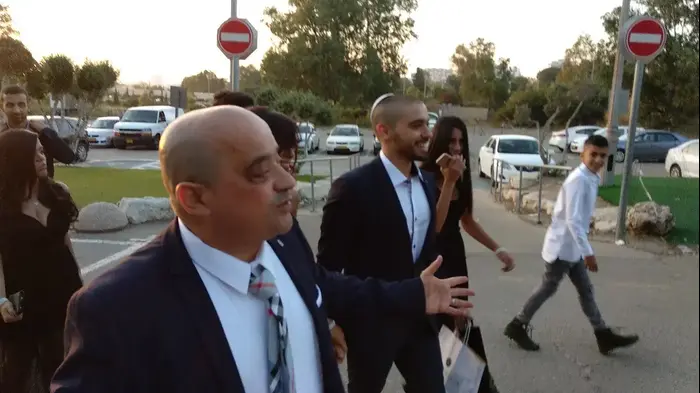 אלאור אזריה מלווה בבני משפחתו הגיעו לחתונת אחיו אדיר בחצר נצר, נצר סירני (מערכת וואלה! NEWS , ללא קרדיט) אלאור אזריה מלווה בבני משפחתו הגיעו לחתונת אחיו אדיר בחצר נצר, נצר סירני (מערכת וואלה! NEWS , ללא קרדיט)