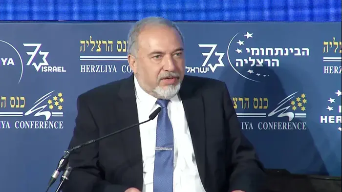 "יכולת מדינית גבוהה"- ליברמן: "אי אפשר לפעול רק ע"י כוח הזרוע, חייבים להשלים גם מהלכים דיפלומטים" (אתר רשמי) "יכולת מדינית גבוהה"- ליברמן: "אי אפשר לפעול רק ע"י כוח הזרוע, חייבים להשלים גם מהלכים דיפלומטים" (אתר רשמי)