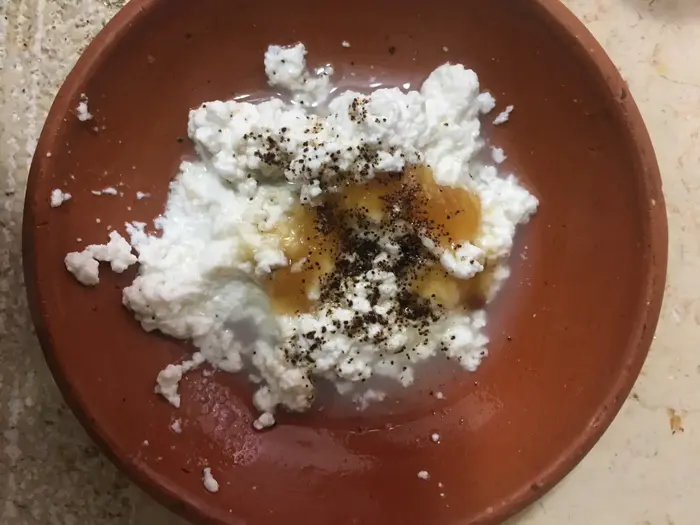 ריקוטה טרייה עם דבש ונס קפה (מערכת וואלה! NEWS , רעות סהר) ריקוטה טרייה עם דבש ונס קפה (מערכת וואלה! NEWS , רעות סהר)