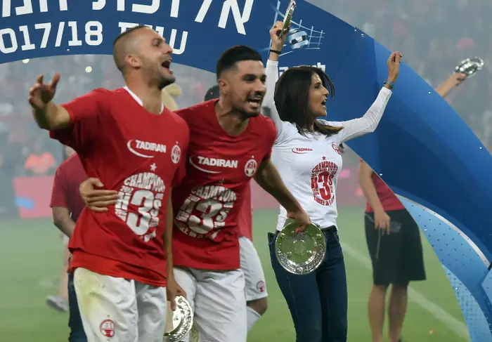בן שהר, אלונה ברקת, שחקני הפועל באר שבע חוגגים אליפות 2017/18 (ברני ארדוב) בן שהר, אלונה ברקת, שחקני הפועל באר שבע חוגגים אליפות 2017/18 (ברני ארדוב)