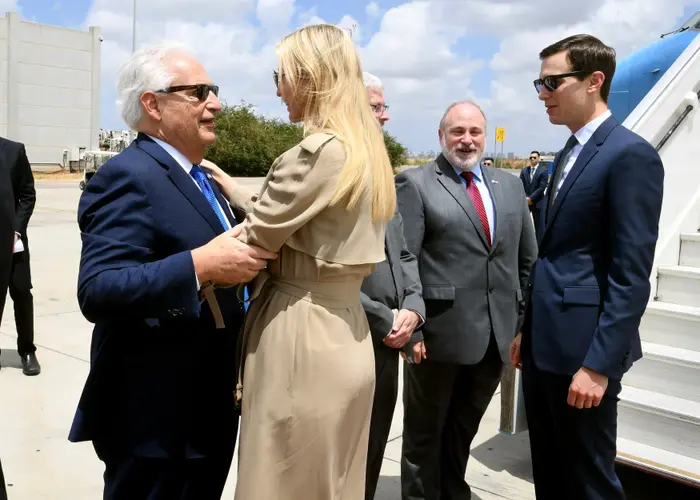 שגריר ארה"ב בישראל דייוויד פרידמן מברך את היועצת הבכירה של הבית הלבן, איוונקה טראמפ וג'ארד קושנר ,עם נחיתתם בישראל 13 במאי 2018 (רויטרס) שגריר ארה"ב בישראל דייוויד פרידמן מברך את היועצת הבכירה של הבית הלבן, איוונקה טראמפ וג'ארד קושנר ,עם נחיתתם בישראל 13 במאי 2018 (רויטרס)