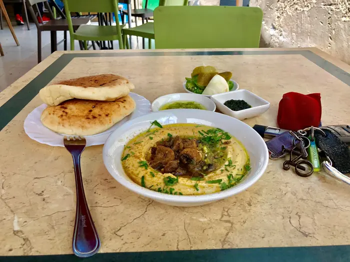 מנת פטריות מג'יק משרום חומוס המשורר (קובי רובין)
