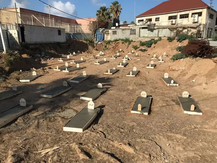 מצבות שהוצבו בשטח שבו נמצאו עצמות אדם ברחוב אליזבת ברגנר בתל אביב (אתר רשמי , המועצה המוסלמית ביפו) מצבות שהוצבו בשטח שבו נמצאו עצמות אדם ברחוב אליזבת ברגנר בתל אביב (אתר רשמי , המועצה המוסלמית ביפו)