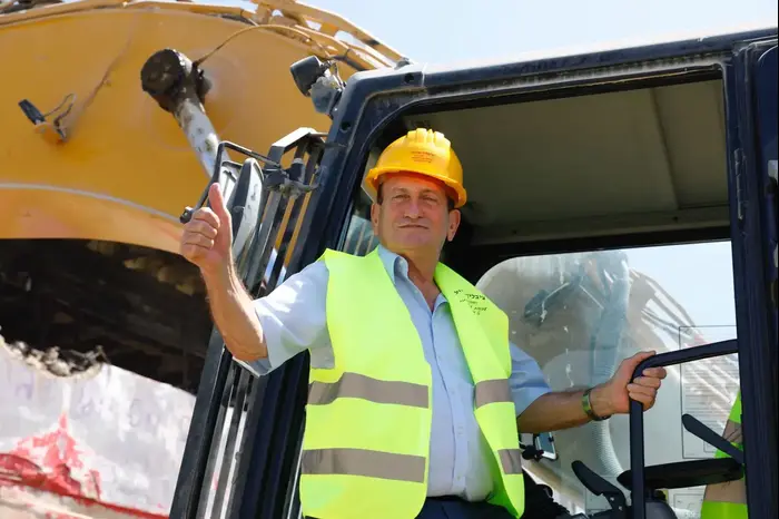 הריסת מבנה הדולפינריום רון חולדאי (יח"צ , עיריית תל אביב)