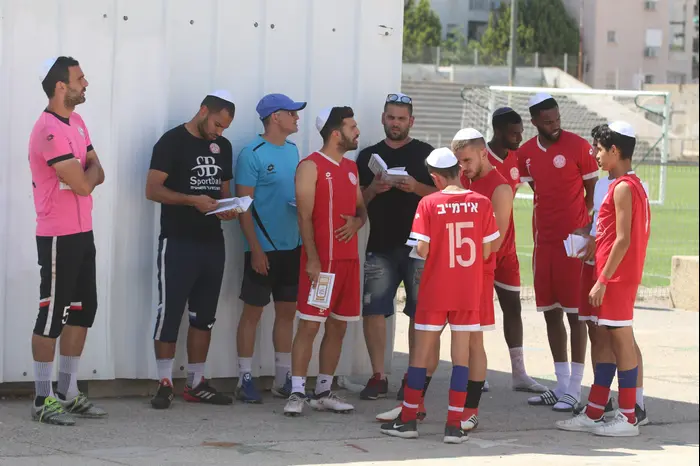 שחקני הפועל חדרה מתפללים לפני אימון (שלומי גבאי)