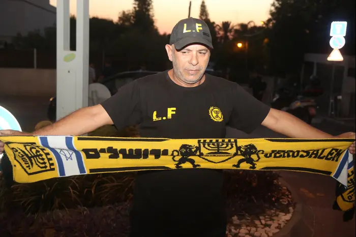 אוהד בית"ר ירושלים בהפגנה נגד אלי טביב (שלומי גבאי)