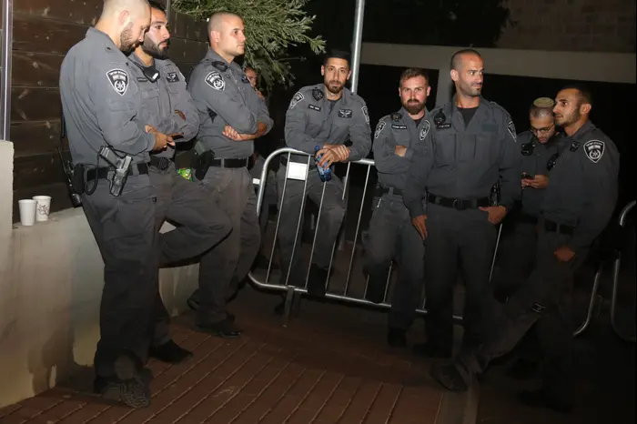 שוטרים בהפגנה ליד ביתו של בעלי בית"ר ירושלים אלי טביב (שלומי גבאי)
