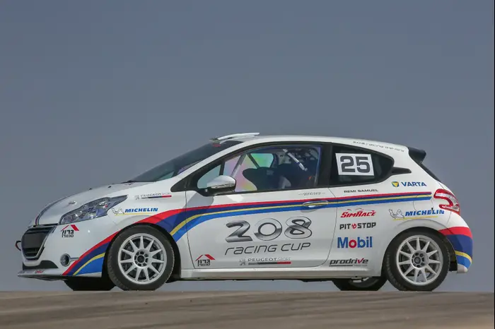 נהיגה ראשונה בפיג'ו 208 CUP (יח"צ , רונן טופלברג)