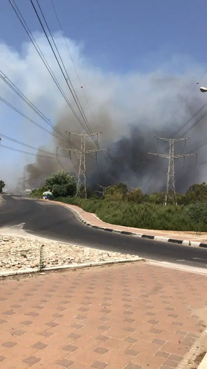 שריפה פרצה בכביש 5 במחלף ירקונים (מערכת וואלה! NEWS , שיטנבור מתן) שריפה פרצה בכביש 5 במחלף ירקונים (מערכת וואלה! NEWS , שיטנבור מתן)
