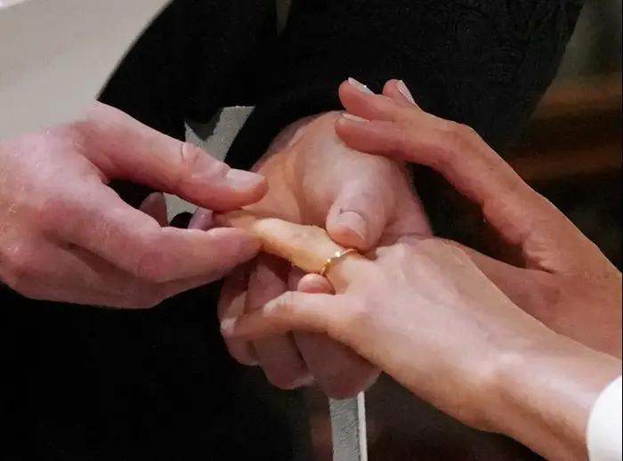 מייגן מרקל והנסיך הארי מחליפים טבעות בחתונתם , 19 במאי 2018 (רויטרס) מייגן מרקל והנסיך הארי מחליפים טבעות בחתונתם , 19 במאי 2018 (רויטרס)