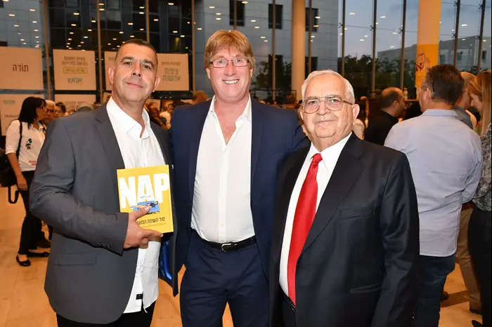 יצחק ברססט ,דיוויד מונטגומרי, ואבי ברססט (אביב חופי) יצחק ברססט ,דיוויד מונטגומרי, ואבי ברססט (אביב חופי)