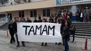 שלטי "מספיק" בהפגנה באנקרה (צילום מסך) שלטי "מספיק" בהפגנה באנקרה (צילום מסך)