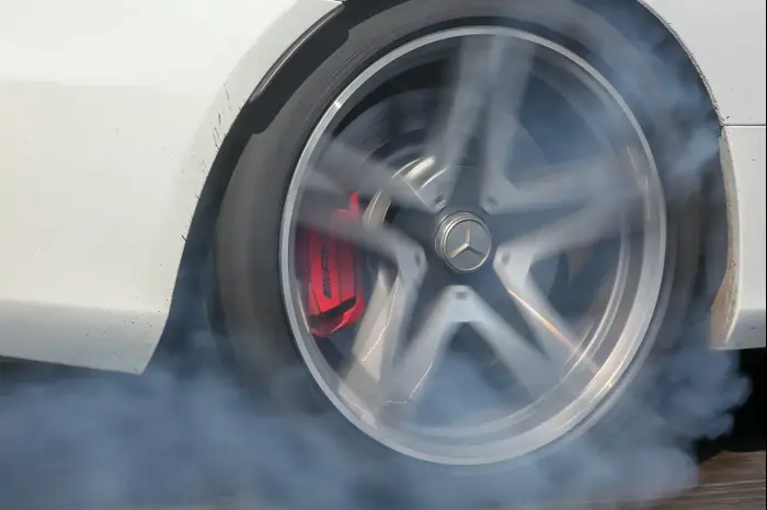על המסלול בבאר שבע עם AMG (יח"צ , רונן טופלברג)