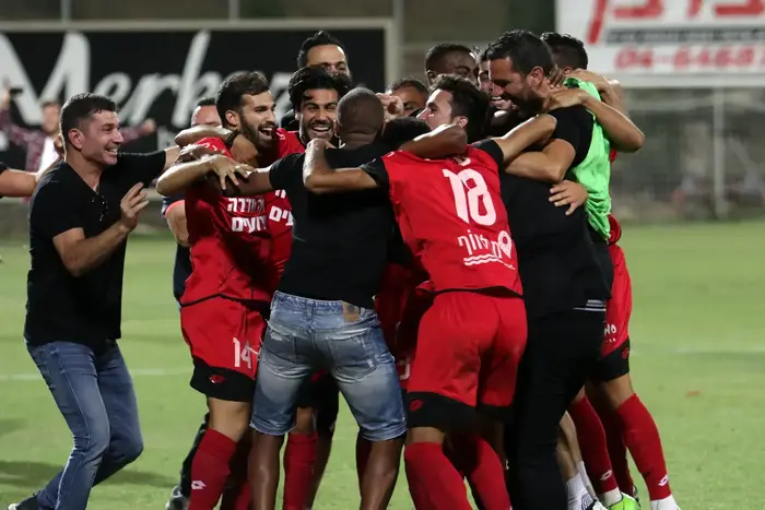 שחקני הפועל חדרה חוגגים (יוסי ציפקיס) שחקני הפועל חדרה חוגגים (יוסי ציפקיס)
