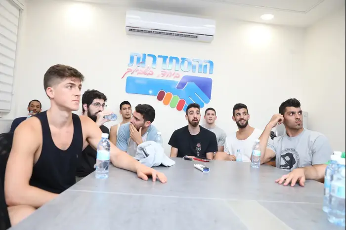 אדם אריאל שחקן מכבי אשדוד/באר טוביה עם, בר טימור שחקן הפועל ירושלים, איתי שגב שחקן מכבי תל אביב, תומר גינת שחקן הפועל תל אביב, אלכס צ'וברביץ' שחקן מכבי אשדוד/באר טוביה (יח"צ) אדם אריאל שחקן מכבי אשדוד/באר טוביה עם, בר טימור שחקן הפועל ירושלים, איתי שגב שחקן מכבי תל אביב, תומר גינת שחקן הפועל תל אביב, אלכס צ'וברביץ' שחקן מכבי אשדוד/באר טוביה (יח"צ)