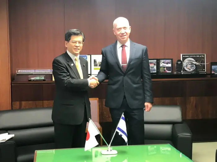 שר הבינוי והשיכון יואב גלנט עם מקבילו היפני (יח"צ , משרד הבינוי והשיכון) שר הבינוי והשיכון יואב גלנט עם מקבילו היפני (יח"צ , משרד הבינוי והשיכון)