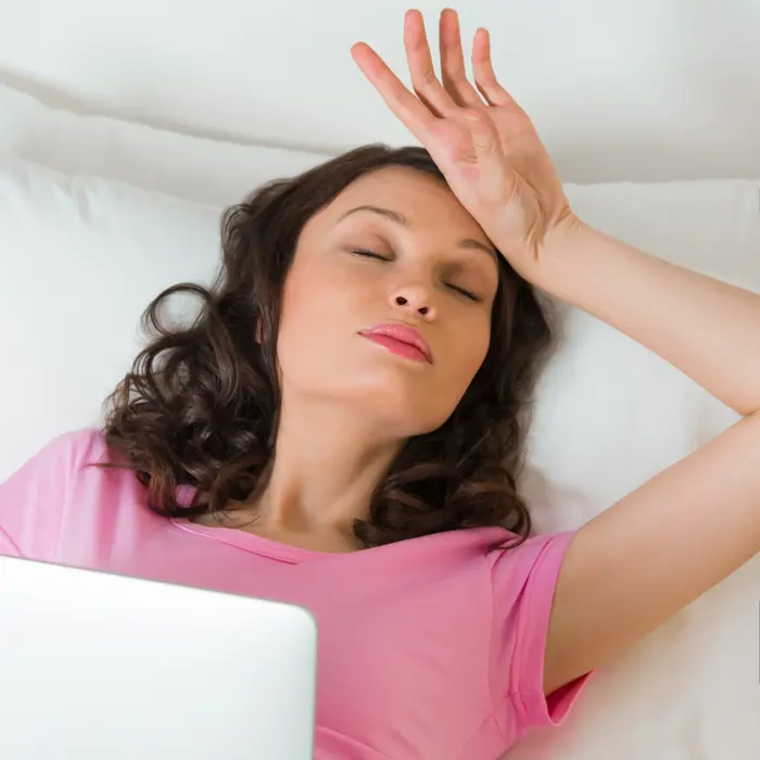 אישה במיטה דרמטית (ShutterStock) אישה במיטה דרמטית (ShutterStock)