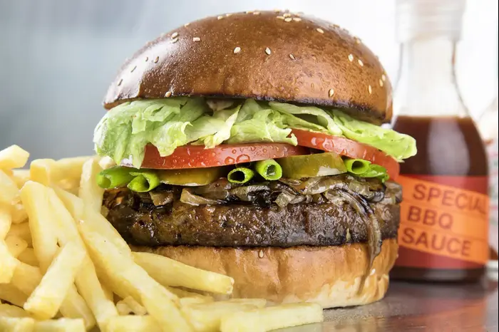המבורגר טבעוני מסויה ופטריות (יח"צ , מאיה מרום) המבורגר טבעוני מסויה ופטריות (יח"צ , מאיה מרום)