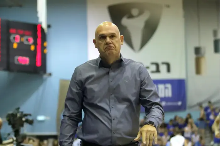 נבן ספאחיה, מאמן מכבי תל אביב (יוסי ציפקיס) נבן ספאחיה, מאמן מכבי תל אביב (יוסי ציפקיס)