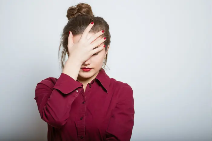 אישה שמה את היד על הראש (ShutterStock) אישה שמה את היד על הראש (ShutterStock)
