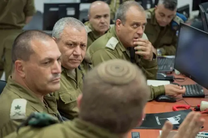 ראש המטה הכללי, רב-אלוף גדי איזנקוט, מפקד פיקוד הדרום, אלוף אייל זמיר ומפקד אוגדת עזה, תת-אלוף יהודה פוקס קיימו הערכת מצב ברצועת עזה. (דובר צה"ל) ראש המטה הכללי, רב-אלוף גדי איזנקוט, מפקד פיקוד הדרום, אלוף אייל זמיר ומפקד אוגדת עזה, תת-אלוף יהודה פוקס קיימו הערכת מצב ברצועת עזה. (דובר צה"ל)