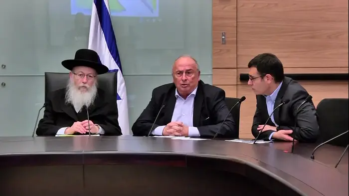 דוח עישון השנתי לשנת 2017 (צילום מסך , חדשות 10) דוח עישון השנתי לשנת 2017 (צילום מסך , חדשות 10)