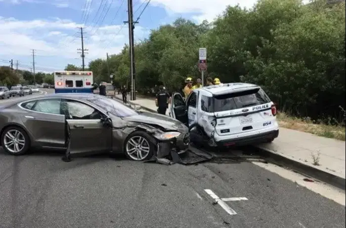 התנגשות של מכונית טסלה (צילום מסך) התנגשות של מכונית טסלה (צילום מסך)