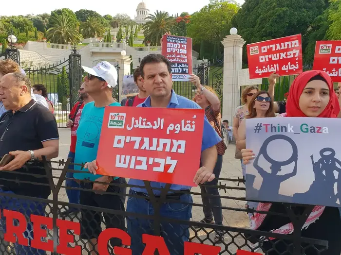 ח"כ איימן עודה בהפגנת תמיכה בעזה בחיפה ב-1 ביוני 2018 (שלומי גבאי) ח"כ איימן עודה בהפגנת תמיכה בעזה בחיפה ב-1 ביוני 2018 (שלומי גבאי)