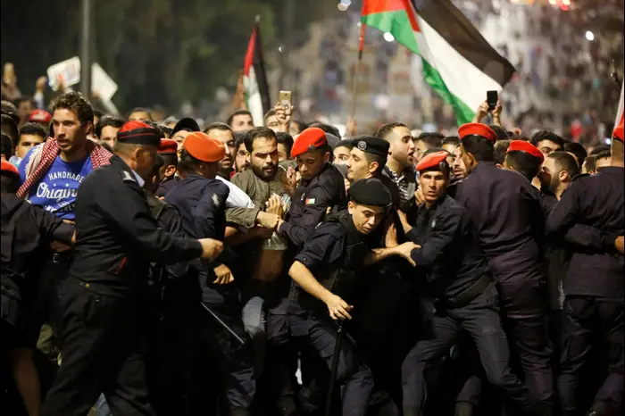 הפגנה בעמאן, נגד העלאת מחירי החשמל והדלק בירדן 2 ביוני 2018 (רויטרס) הפגנה בעמאן, נגד העלאת מחירי החשמל והדלק בירדן 2 ביוני 2018 (רויטרס)